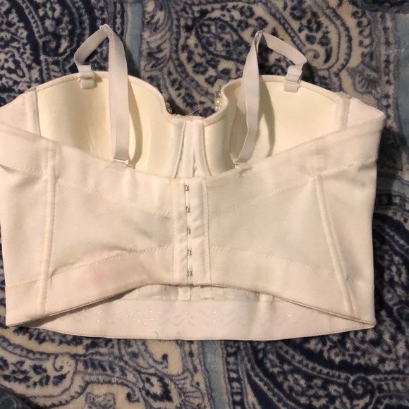 Small pink stain on back not really noticeable - Picture 2 of 3